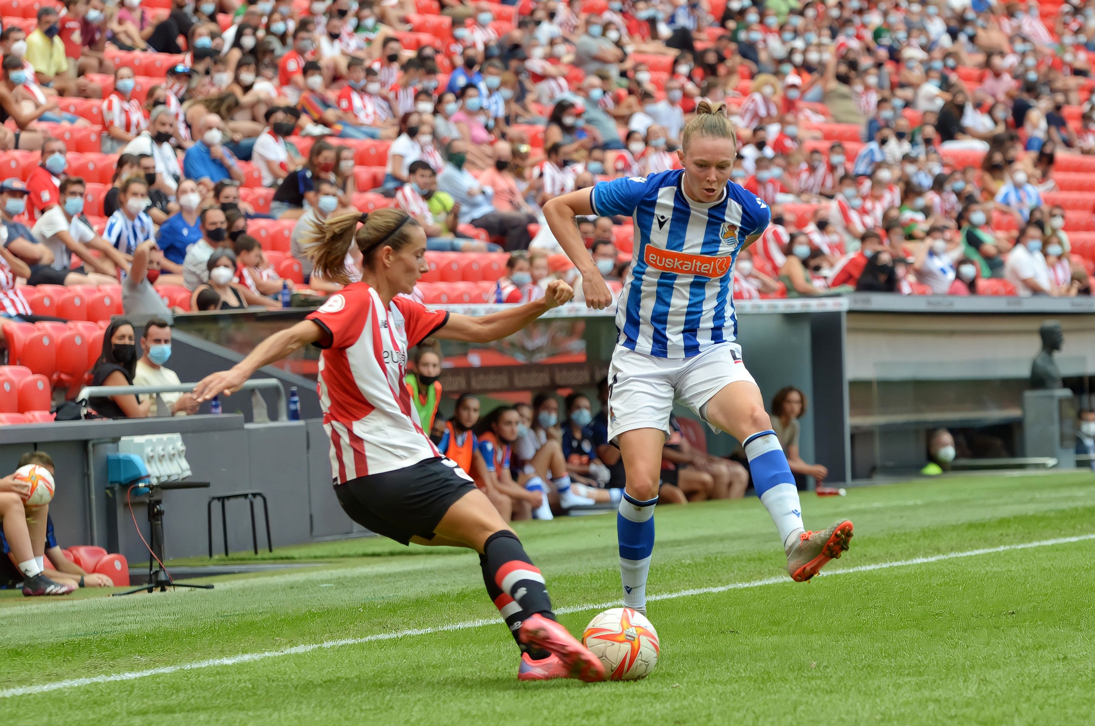 Sanni Franssi, en un lance del derbi vasco de San Mamés ante el Athletic.
