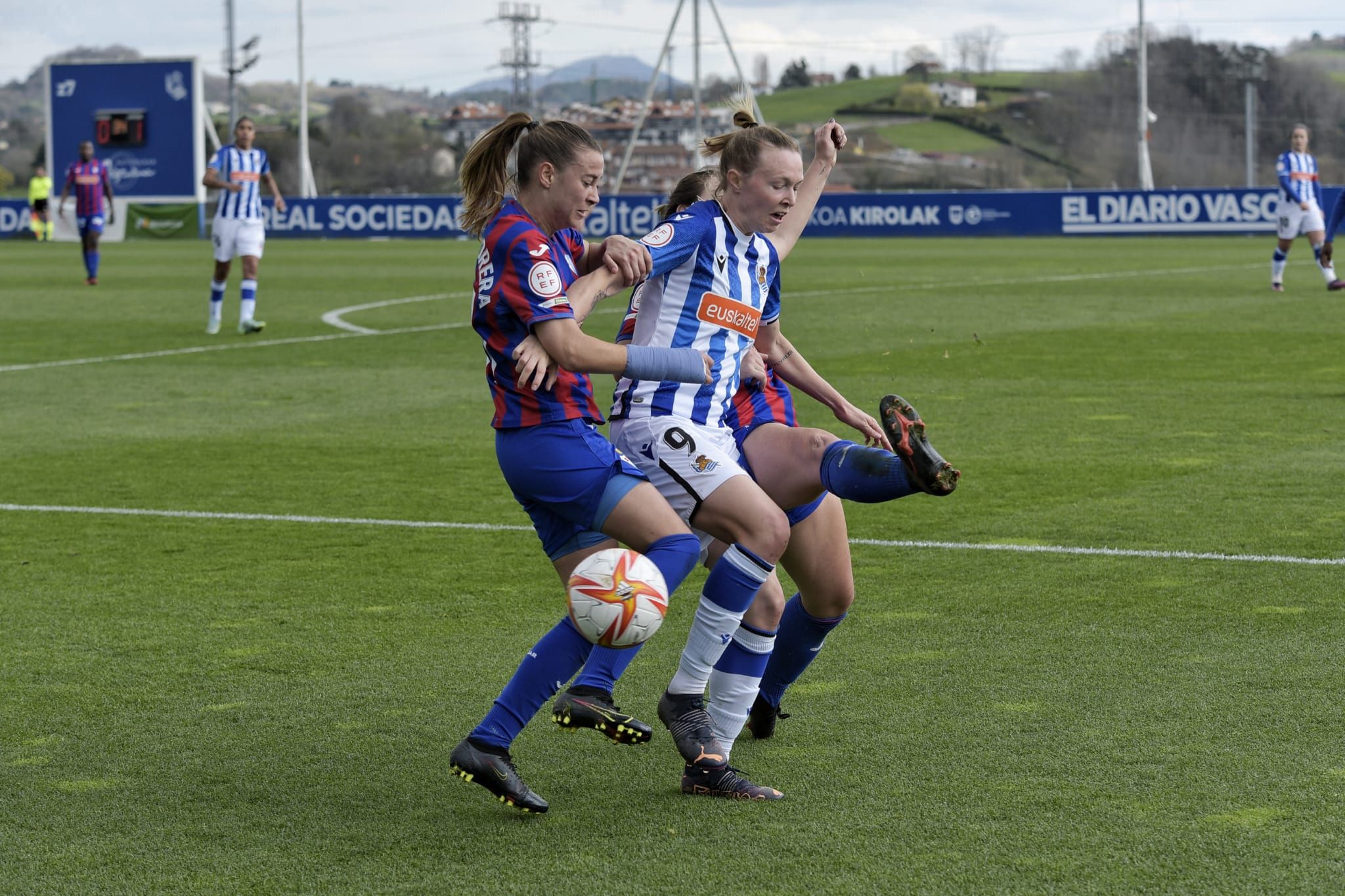 Sanni Franssi trata de controlar el balón ante la oposición de dos jugadoras del Eibar (Foto: Gio