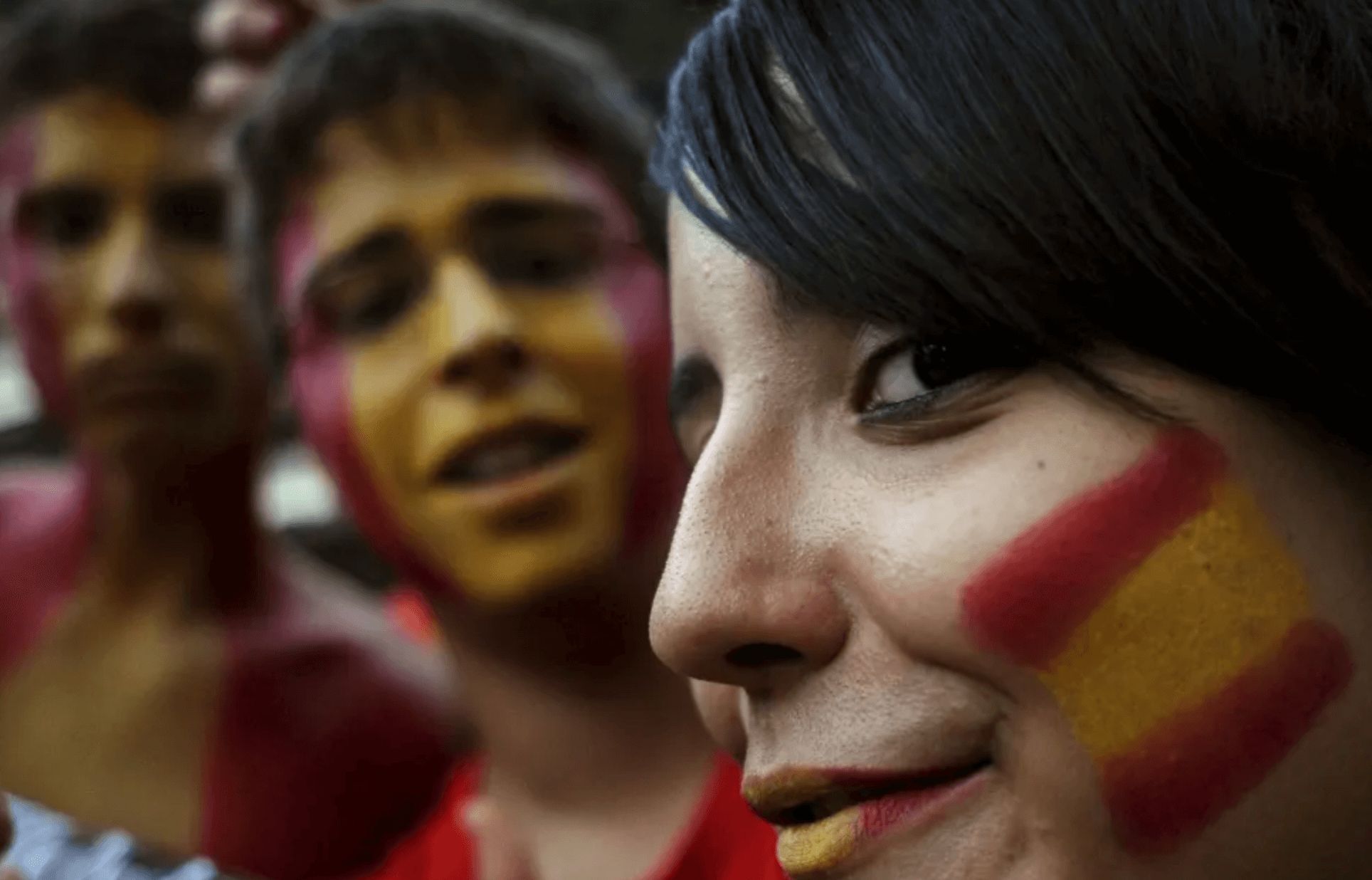  Seguidores de ‘La Roja’ muestran sus colores en Mestalla durante un mundial.