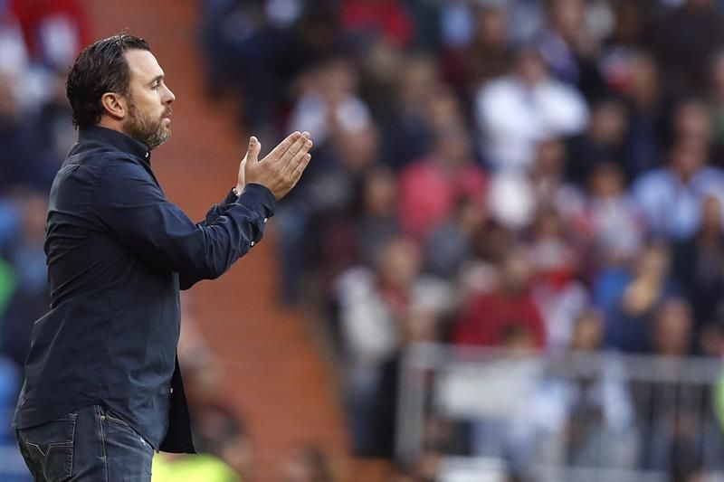  Sergio da instrucciones durante el duelo en el Bernabéu.