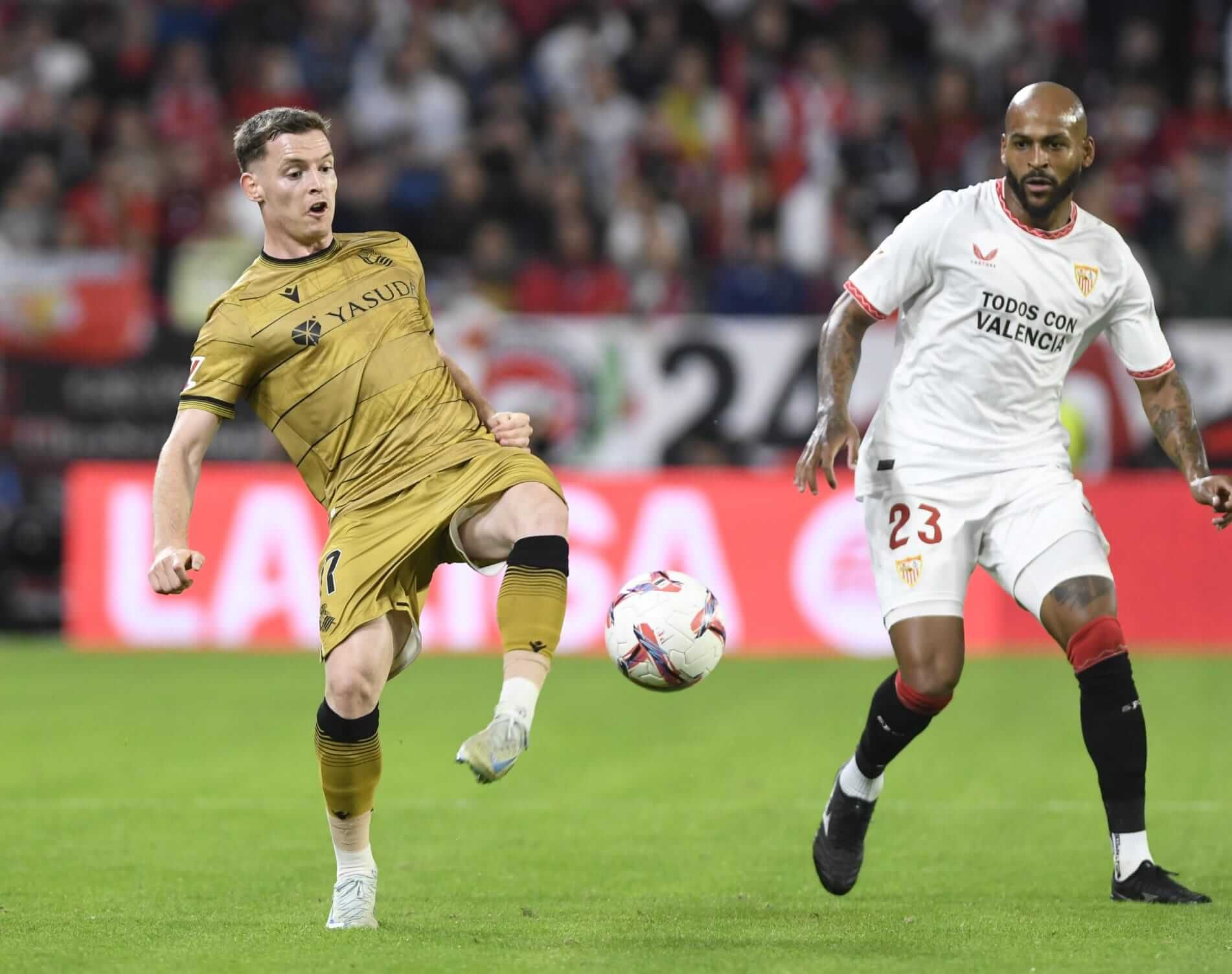  Sergio Gómez ante Marcao en el Sánchez-Pizjuán.