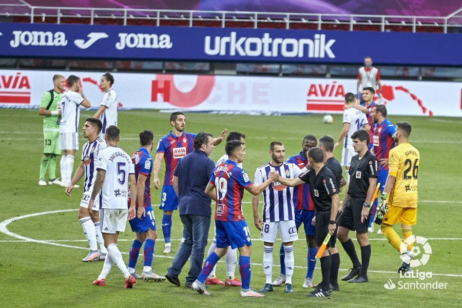  Sergio González, junto a varios jugadores tras el final del partidos.