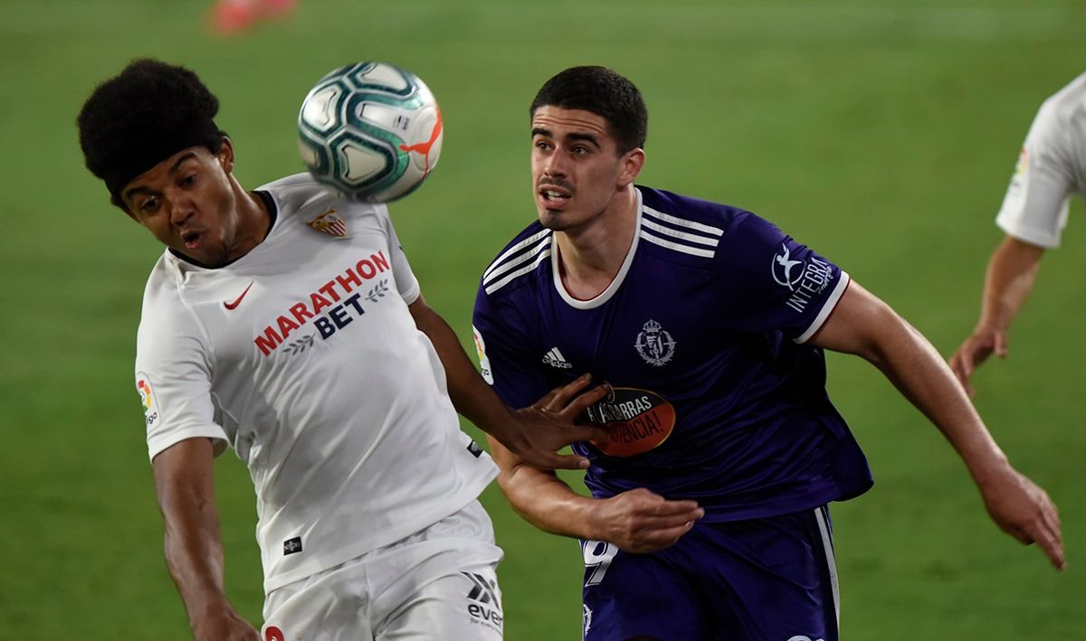  Miguel intenta llevarse el balón ante Koundé, durante el Sevilla-Real Valladolid.