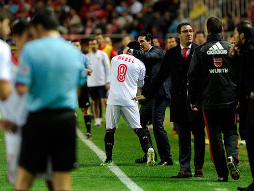 Emery habla con Medel en la semifinal ante el Atlético de Madrid.