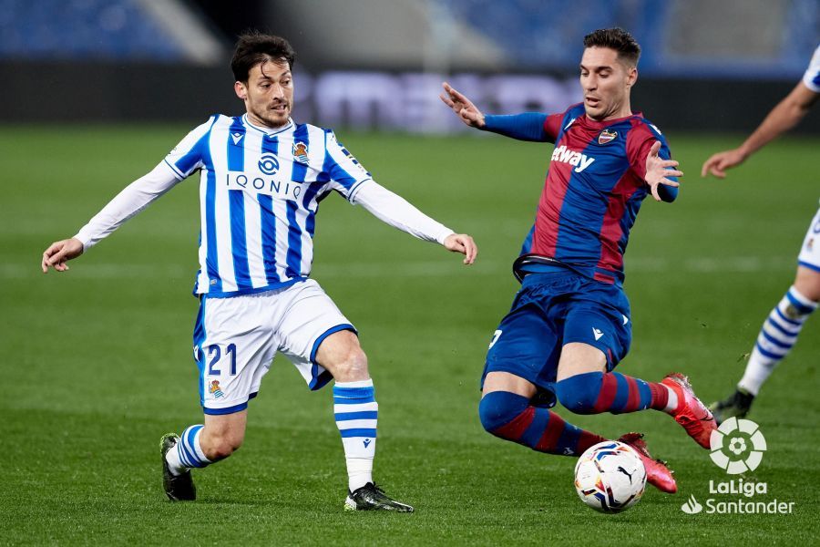  Silva pelea por un balón ante un jugador del Levante.