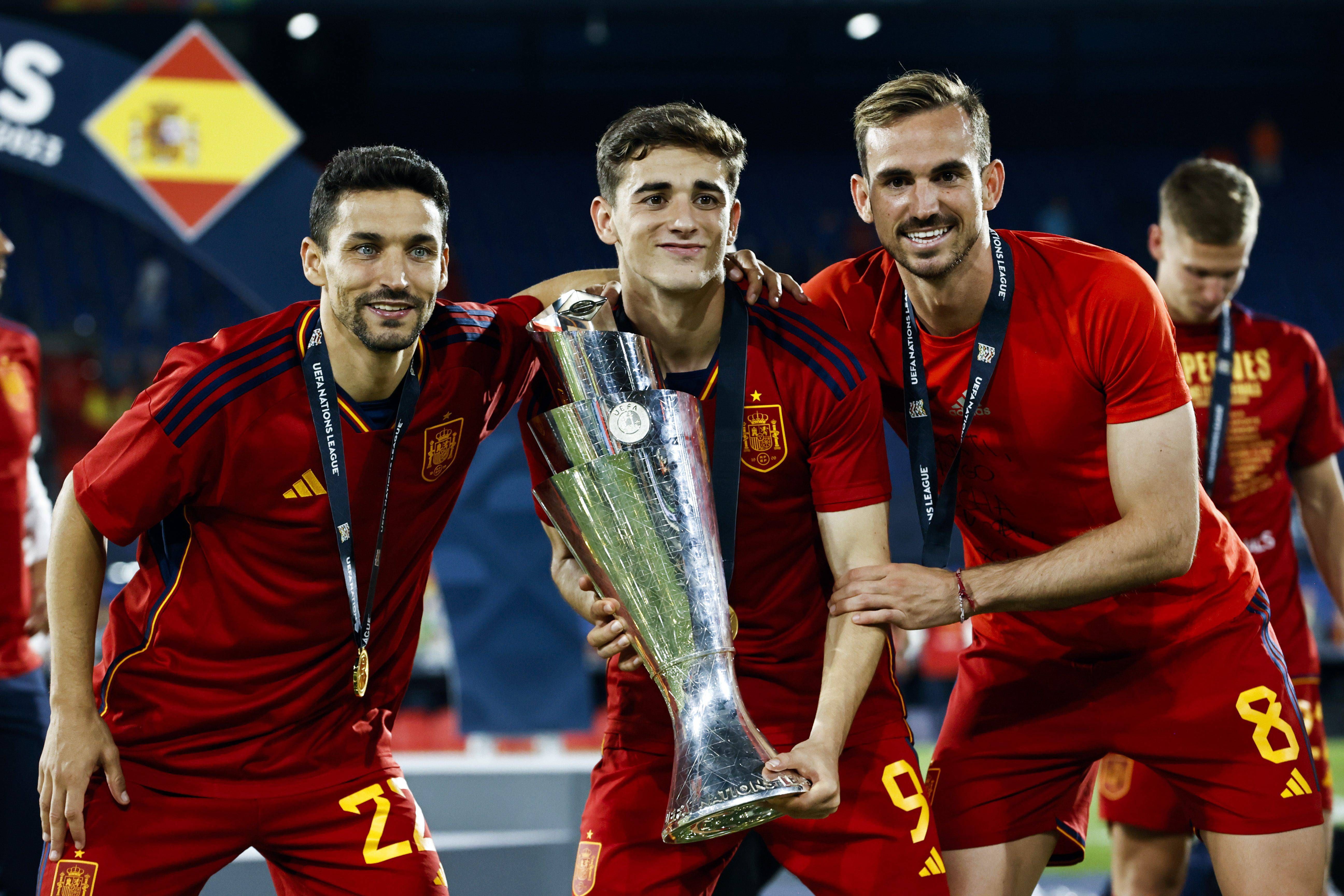  Fabián, Jesús Navas y Gavi celebran la Nations League ganada con España.