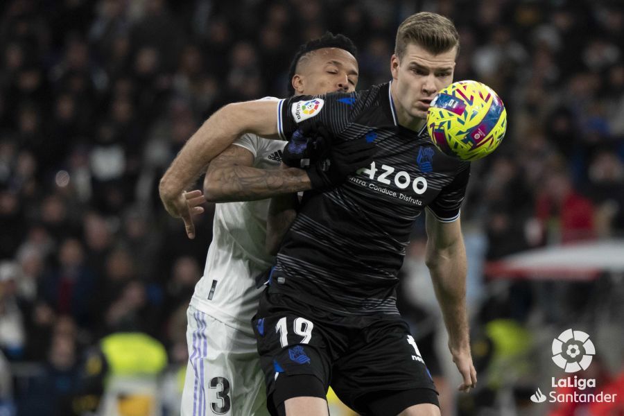 Sorloth controla un balón en el Real Madrid-Real Sociedad.