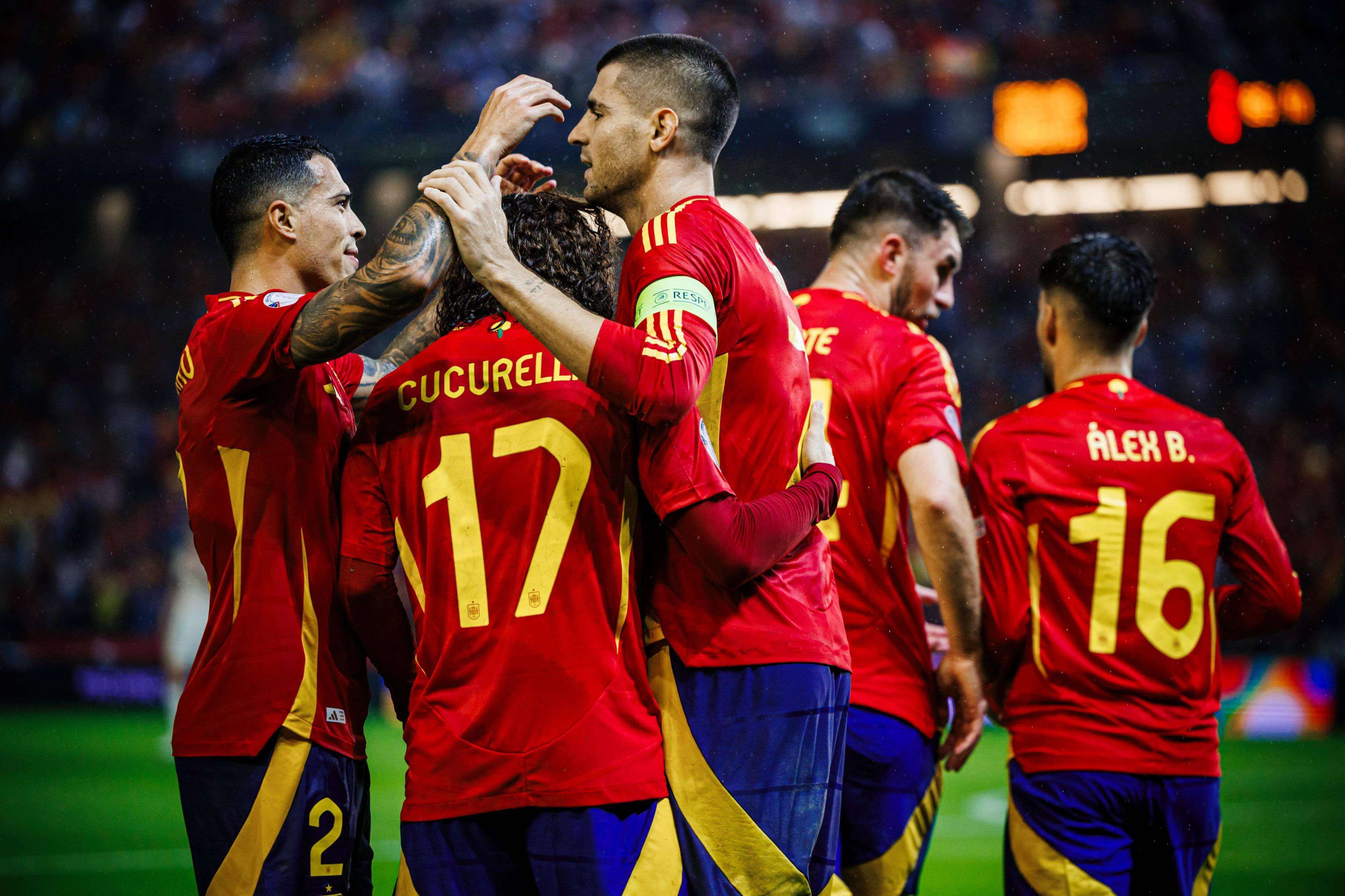  Los jugadores de España celebran un gol ante Serbia.