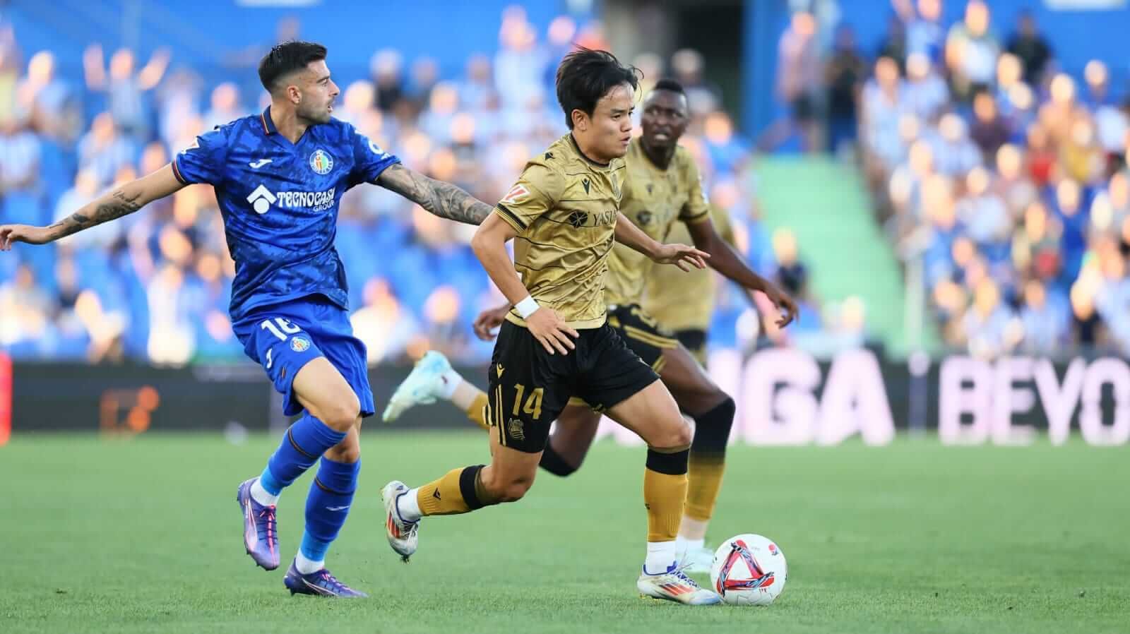 Take Kubo conduce un balón en el Coliseum.