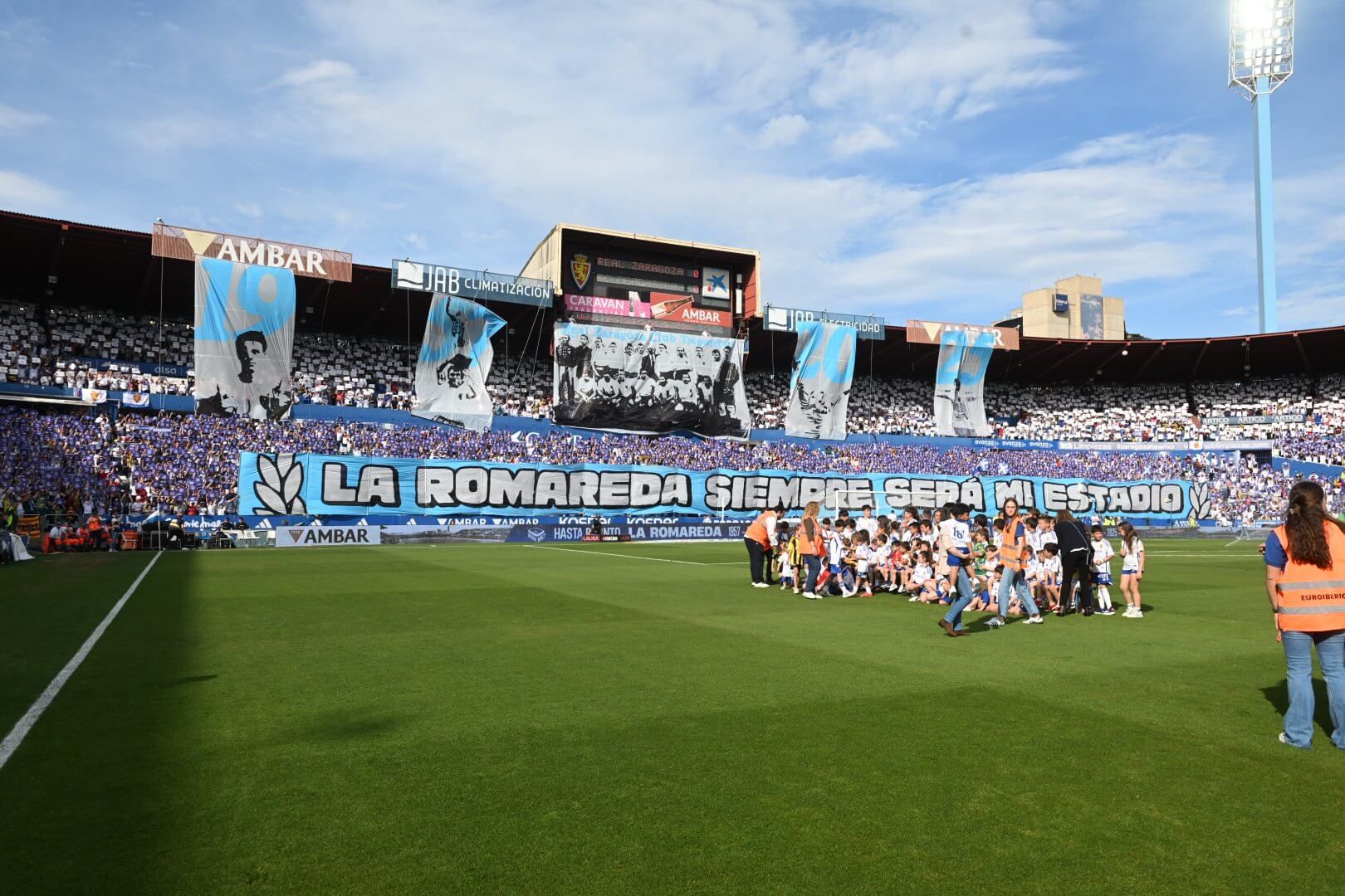 Tifo en La Romareda en el último partido de su historia.