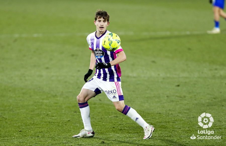  Toni, con el balón.