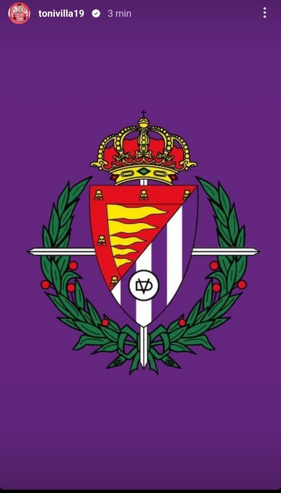 Toni Villa y el escudo antiguo del pucela.