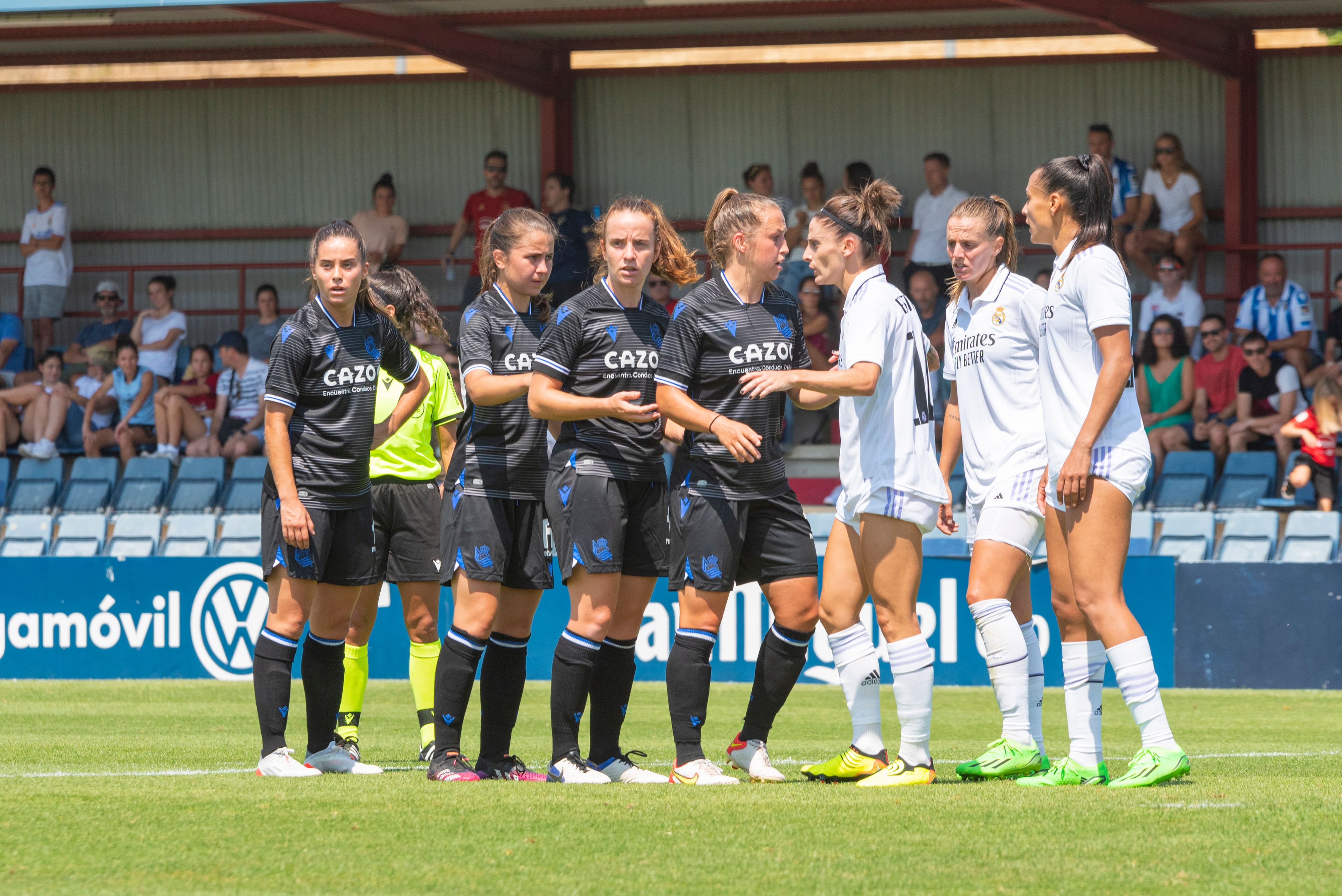 Un lance del partido entre la Real Sociedad y el Real Madrid, en la Copa Sentimiento.