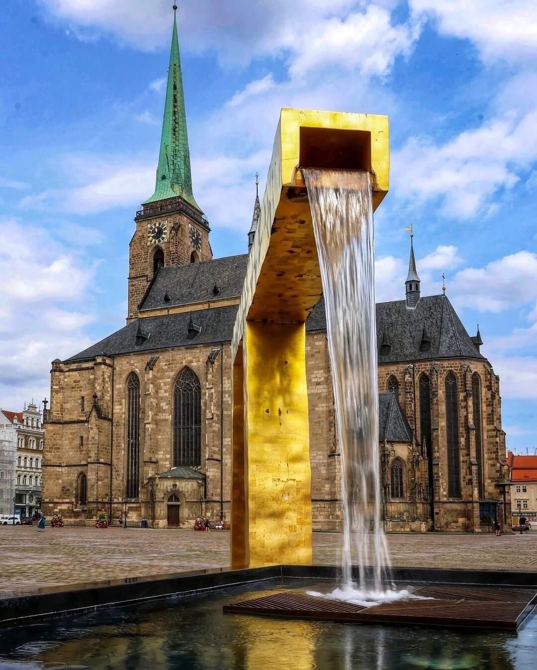 Una de las tres fuentes doradas en la ciudad checa de Plzen.