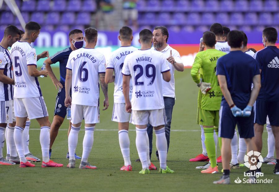  Sergio González, con sus jugadores en una pausa para la hidratación.