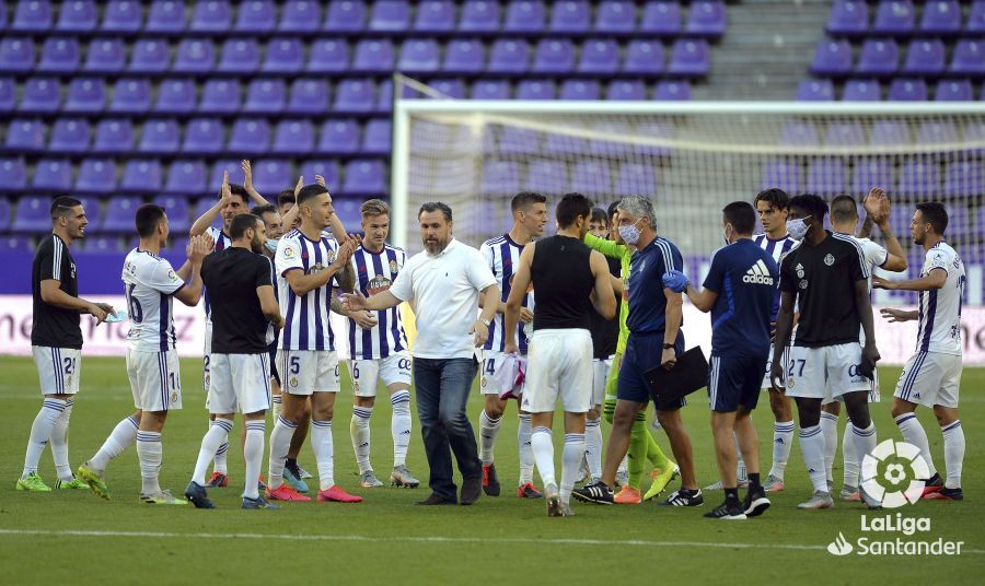  El Real Valladolid celebra la victoria ante el Alavés.