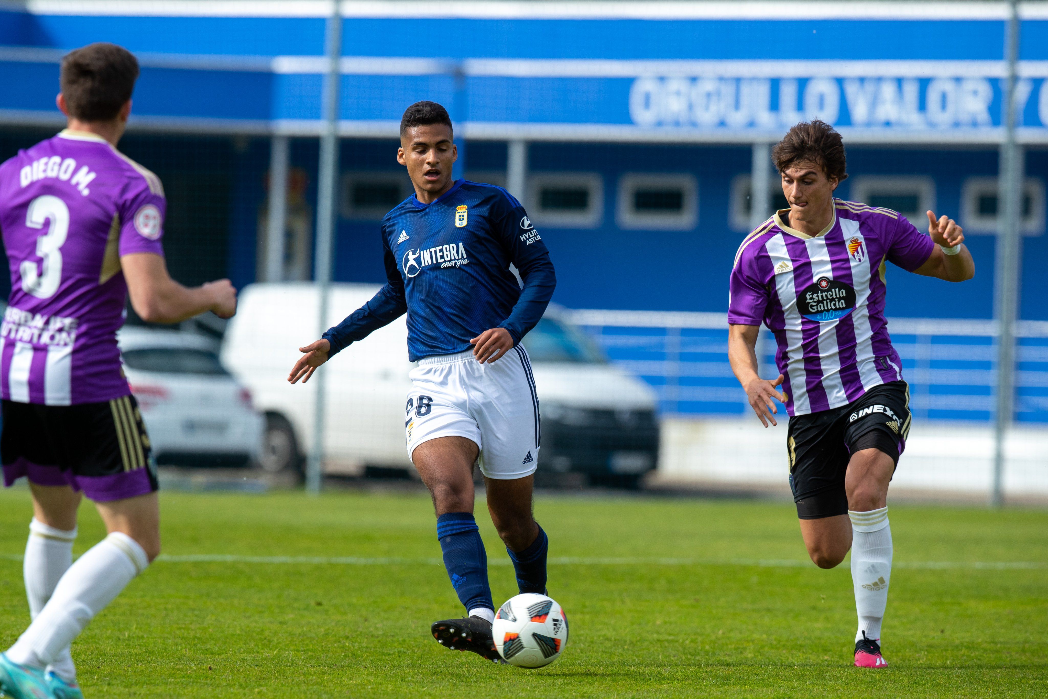 Slavy, ante Charbel, en Oviedo.