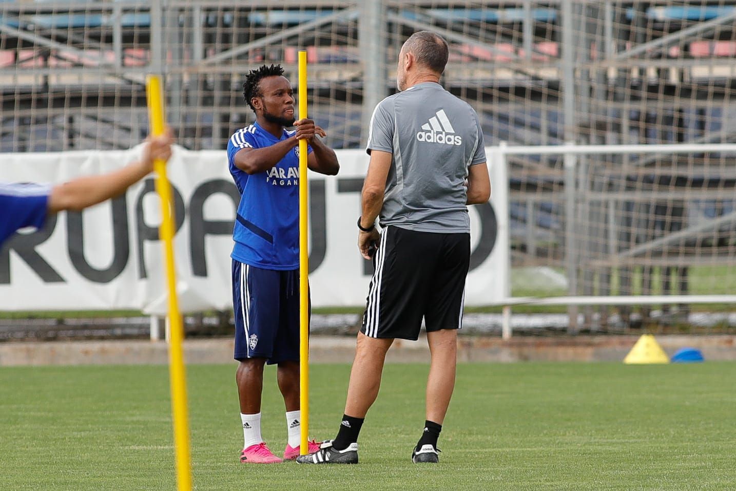  Víctor Fernández charla con James Igbekeme antes del entrenamiento.