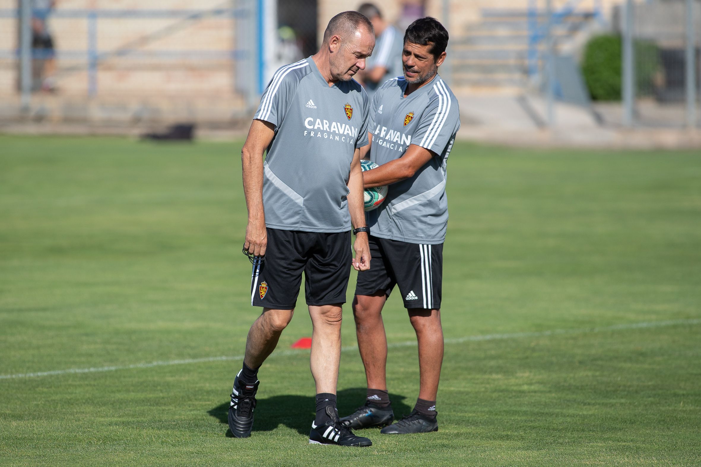  Víctor Fernández junto a su ayudante, Loreto, durante un entrenamiento de pretemporada del Real Zaragoza.