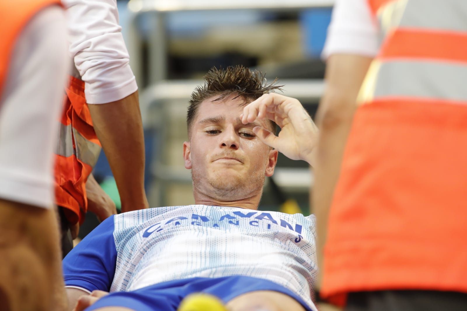 Vigaray se retira lesionado durante el partido ante el Lugo.