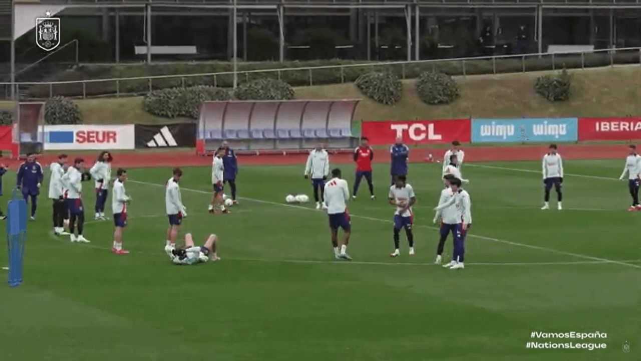  Dean Huijsen en el suelo tras el pelotazo de Asencio (RFEF)