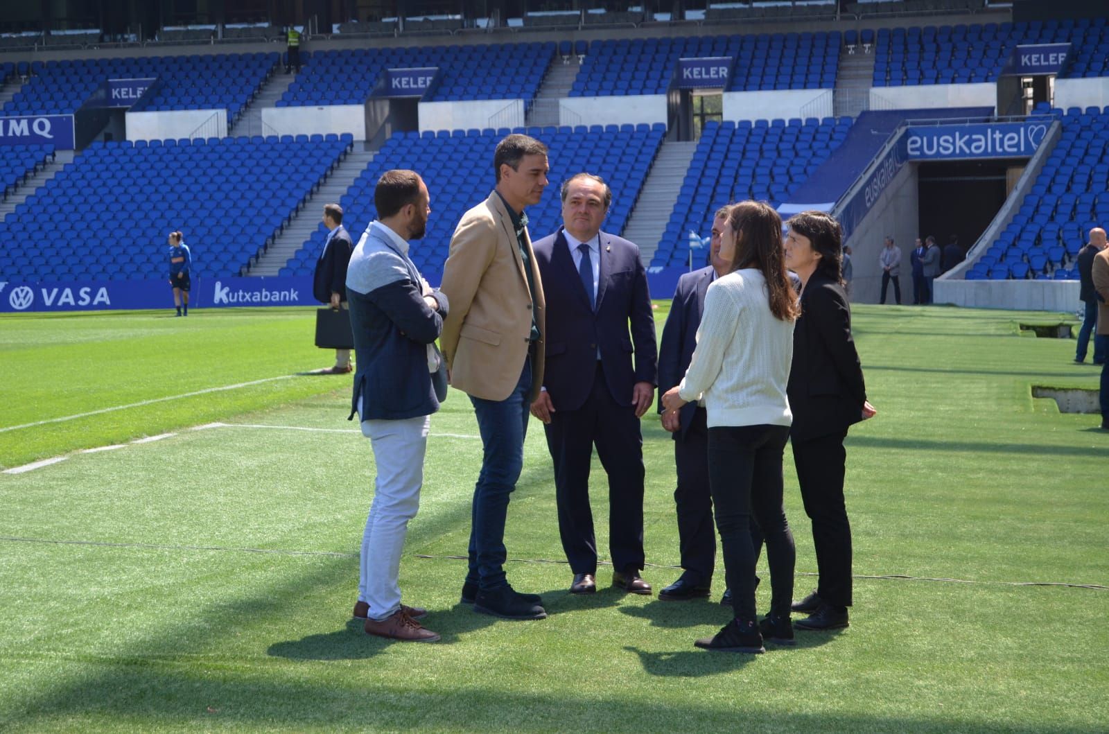  Pedro Sánchez, con el presidente Jokin Aperribay y Sandra Ramajo, entre otros.