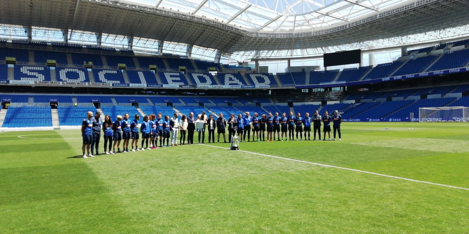  Foto de familia de la Real Sociedad Femenina con Pedro Sánchez y la Copa de la Reina.