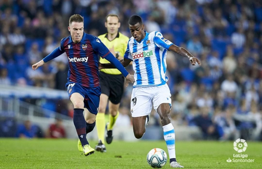 Alexander Isak conduce la pelota en el Real Sociedad-Levante.