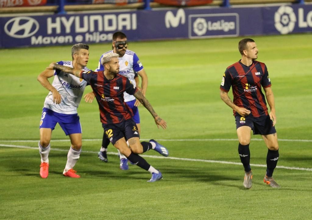 Daniel Torres pugna en un balón parado durante el Extremadura-Real Zaragoza.