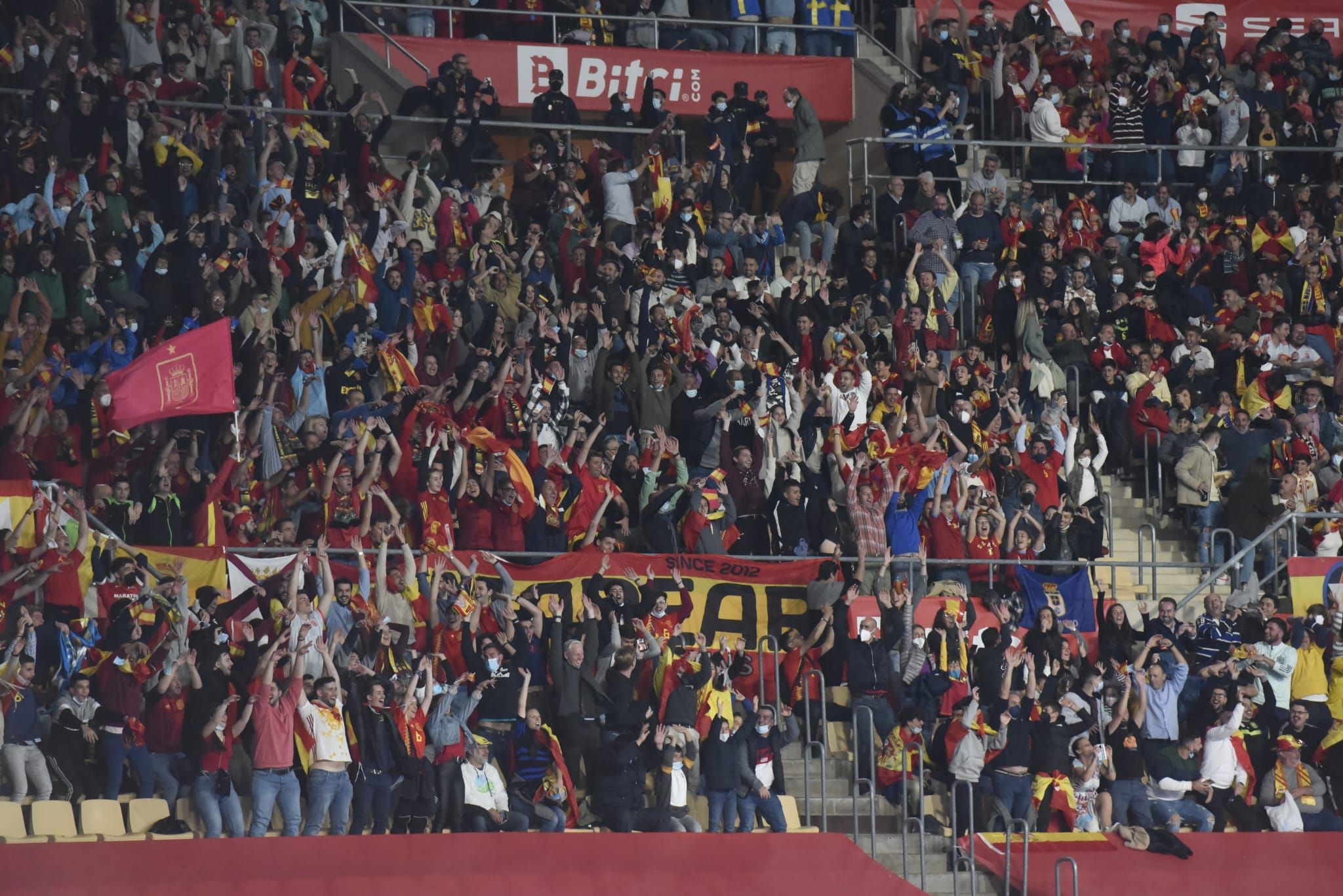  Afición española en el estadio de La Cartuja durante el último España-Suecia.