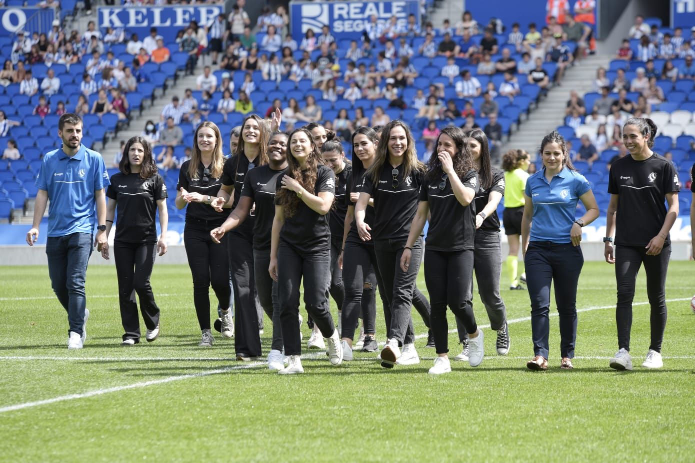  Las jugadoras del 'Bera Bera' fueron homenajeadas antes del partido en el Reale Arena.