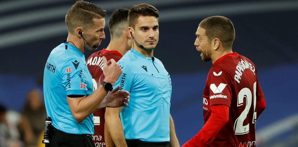  El Papu Gómez, tras ser amonestado en el Real Madrid-Sevilla.