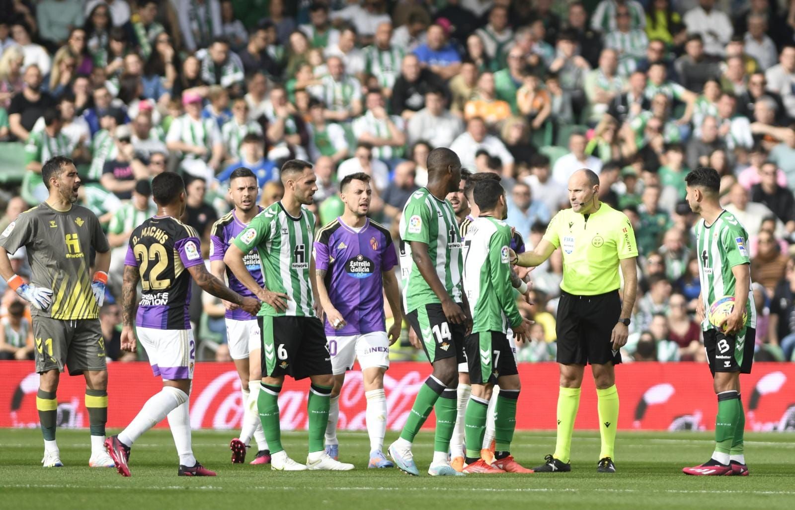  Protestas a Mateu Lahoz en el Betis - Valladolid.