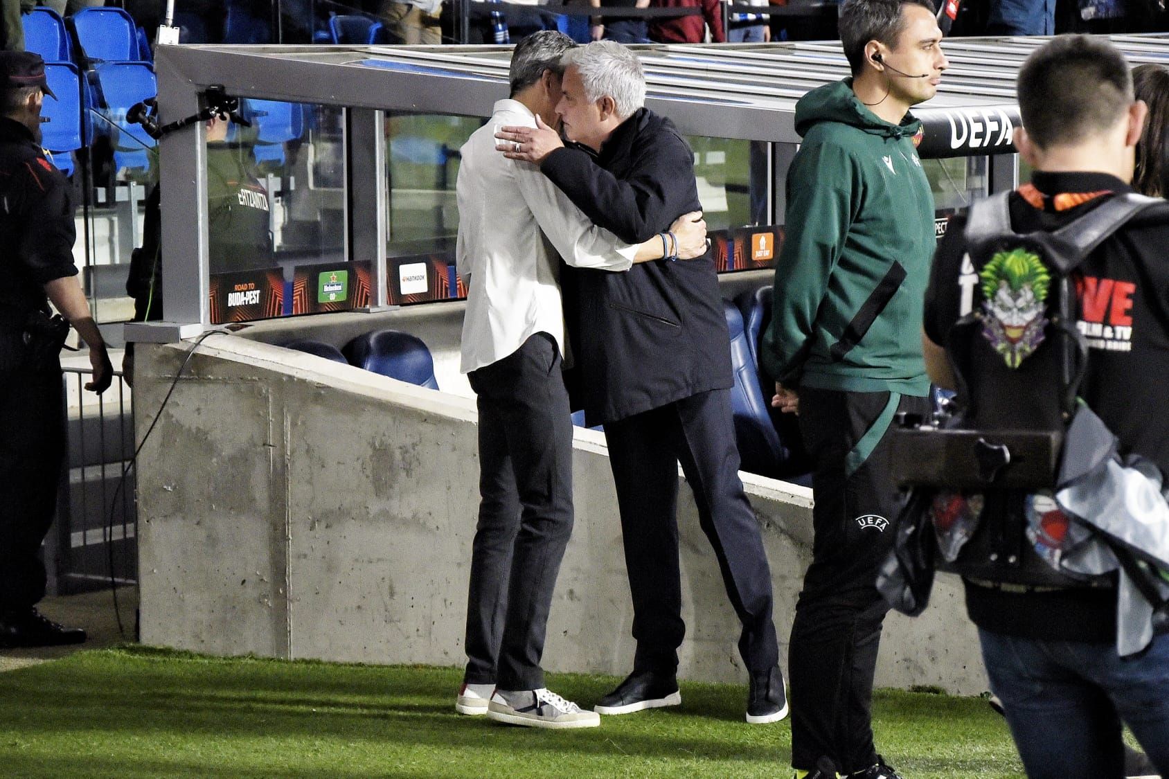  Imanol Alguacil y José Mourinho, en el Real Sociedad - Roma.
