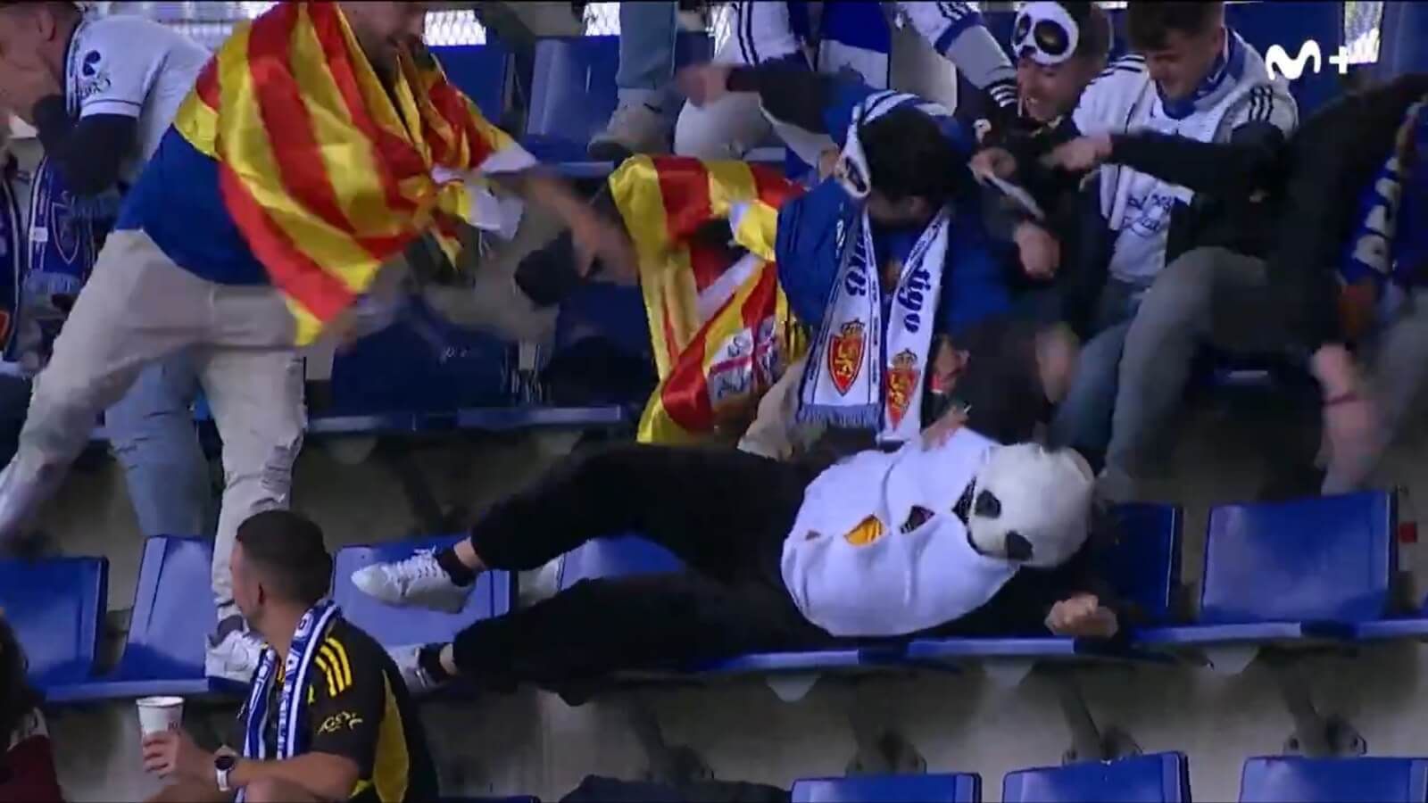 El oso panda del Real Zaragoza se cae en el Carlos Tartiere.