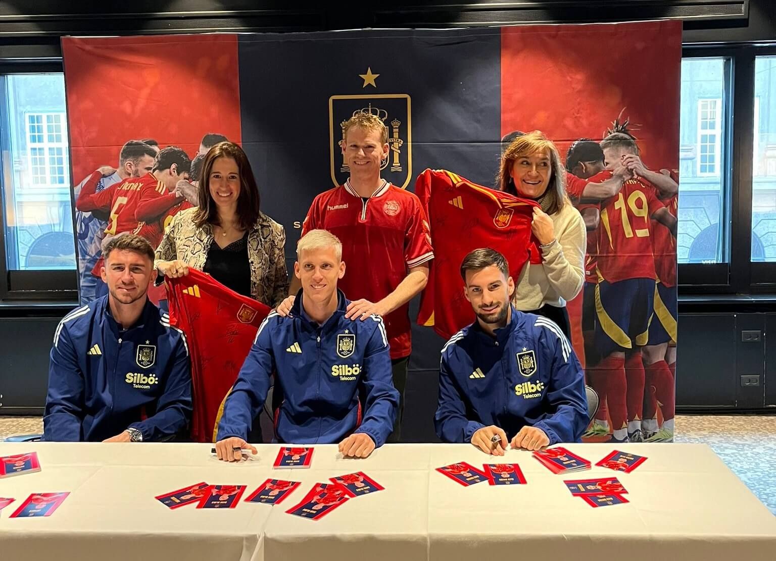  La Selección Española dona dos camisetas a la campaña solidaria en Dinamarca