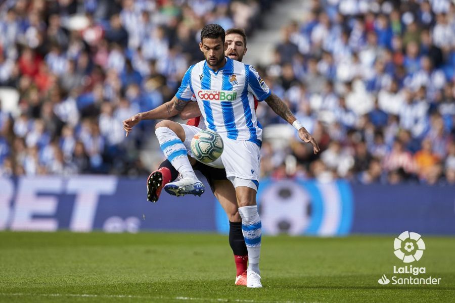 Willian José controla ante la presión de Yeray.