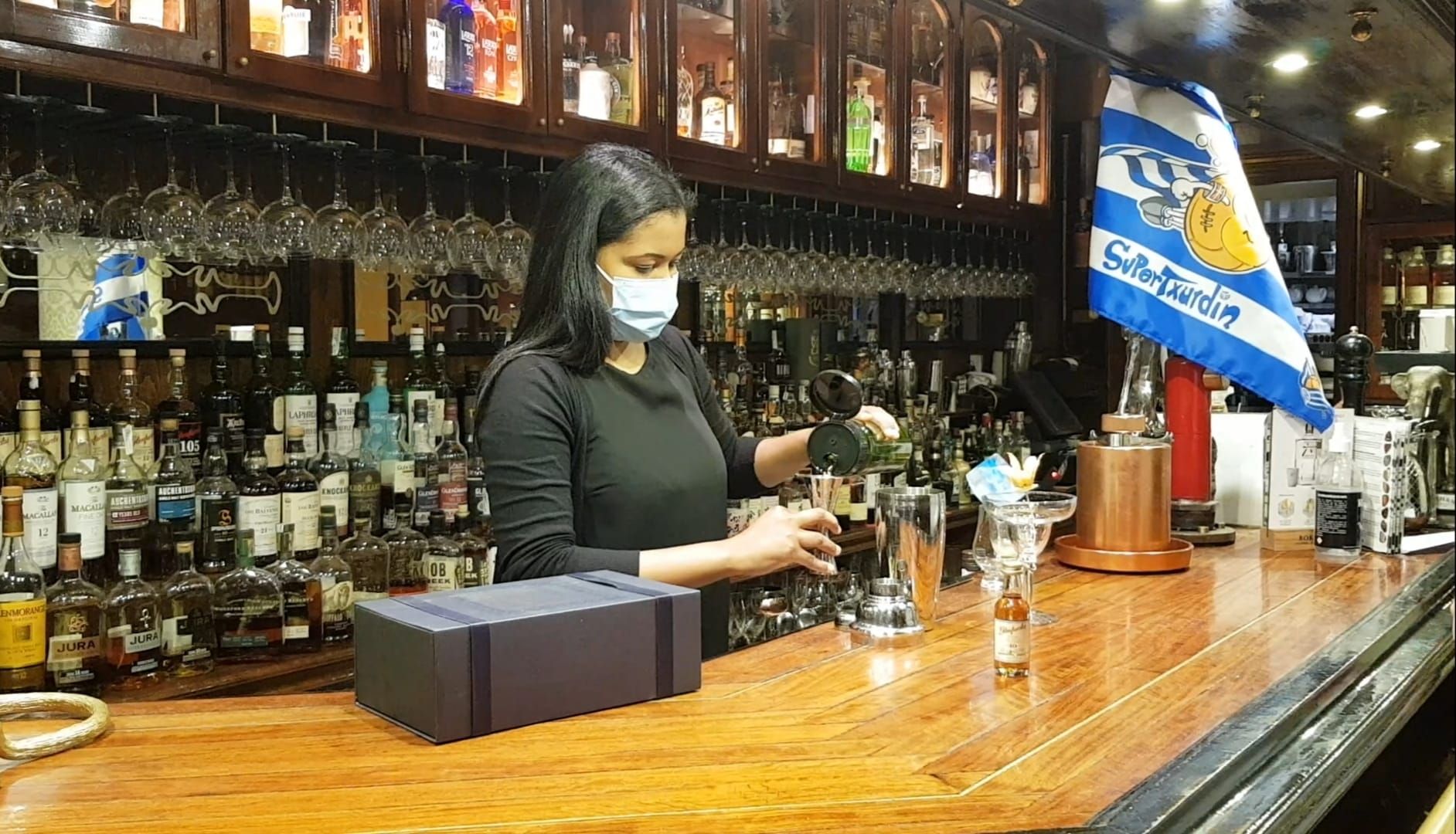 Yessica elabora el cocktail que esperamos que traiga suerte a la Real en la final.