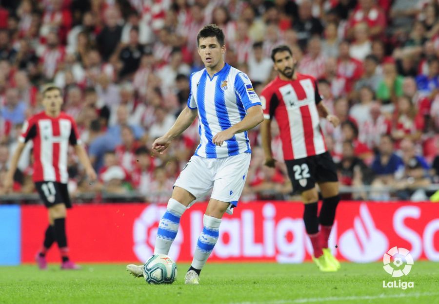Zubeldia conduce un balón en el derbi vasco.