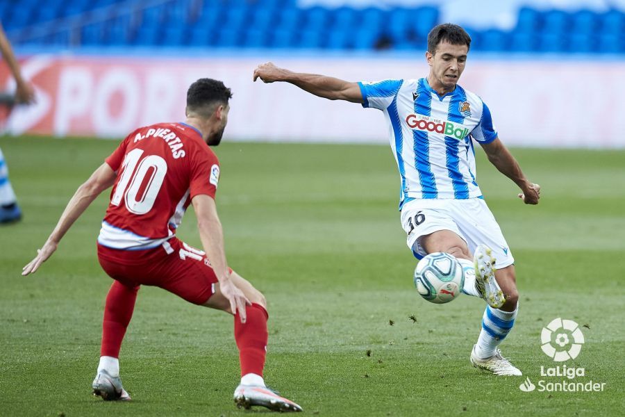  Zubimendi golpea el balón ante Antonio Puertas.