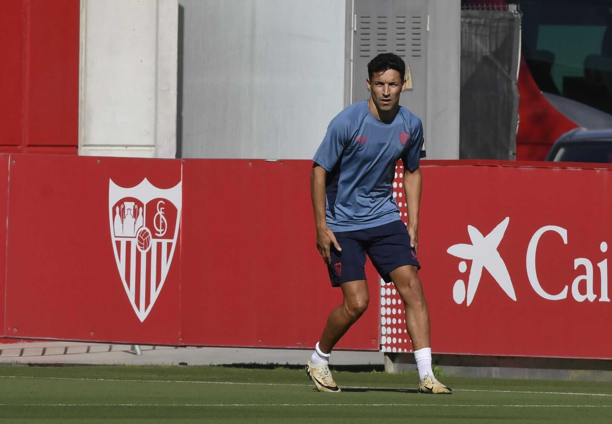  Jesús Navas participa en la antepenúltima sesión previa a su último derbi.
