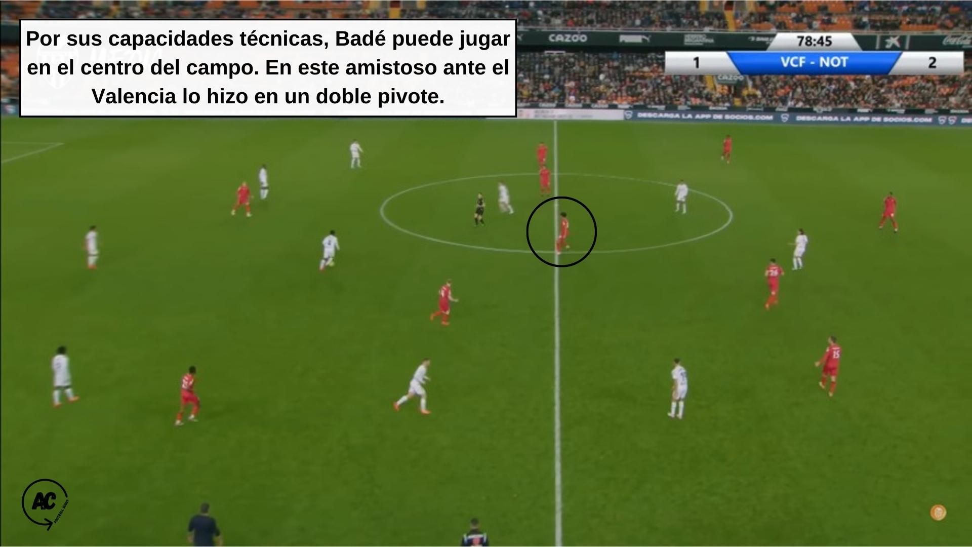 Badé, actuando como mediocentro en un partido amistoso ante el Valencia.