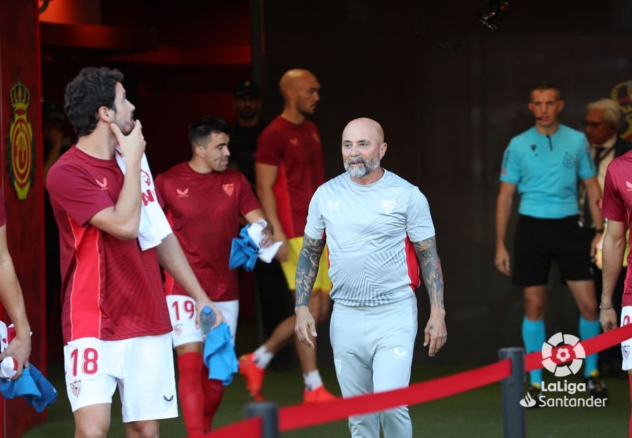  Sampaoli, al saltar al césped del estadio del Mallorca.