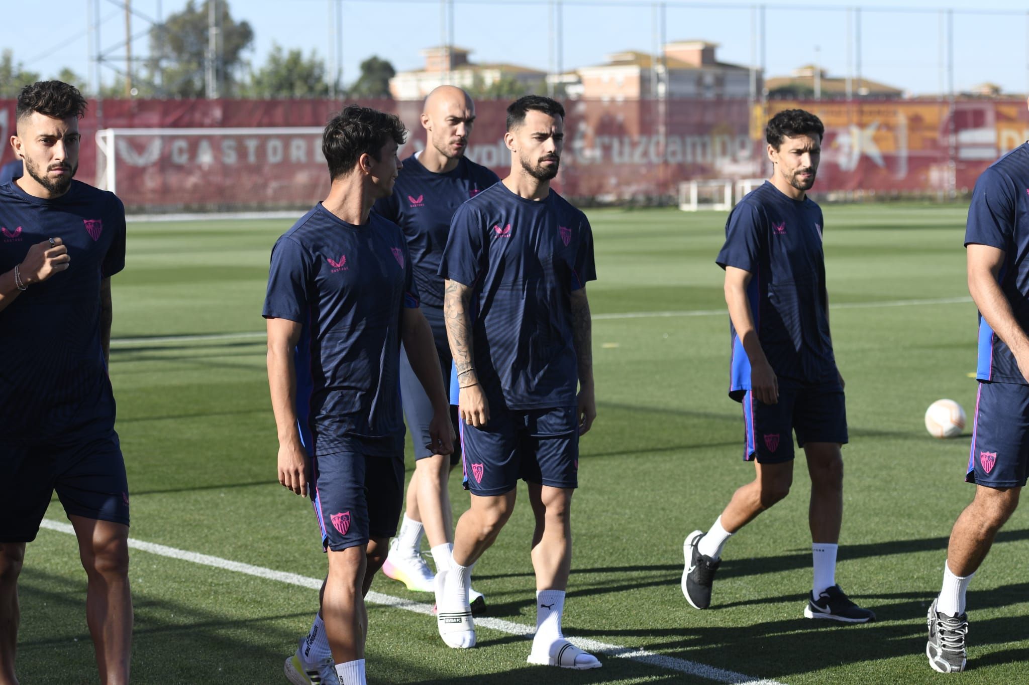  Suso, en chanclas, en el entrenamiento de este viernes.