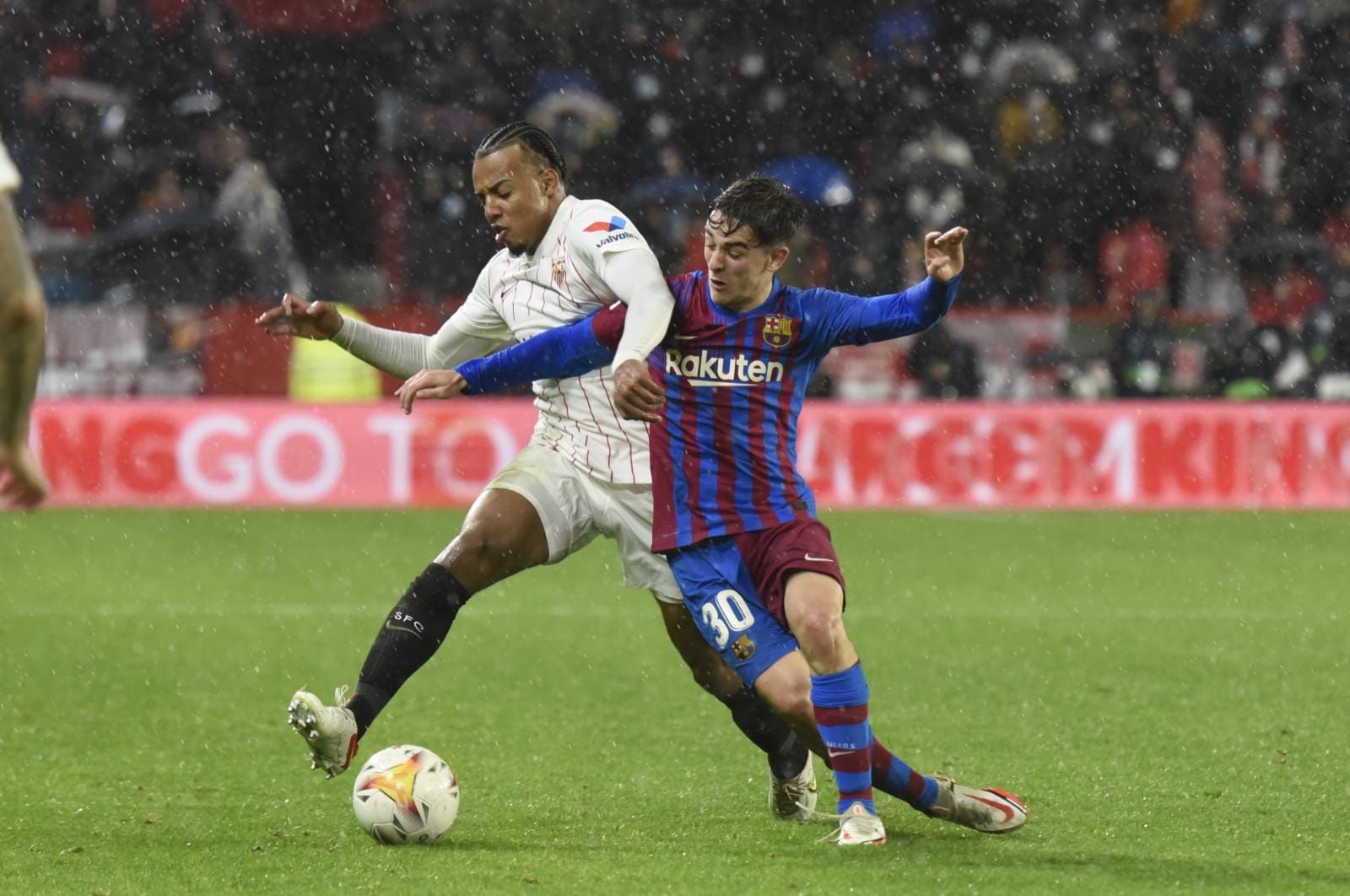  Koundé, junto a Gavi, en el Sevilla-Barcelona de la pasada temporada.
