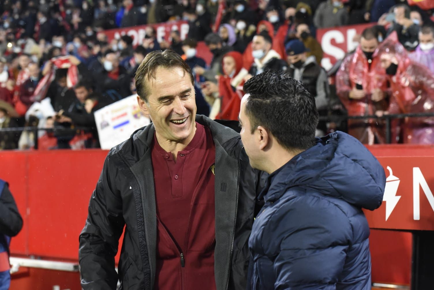  Lopetegui saluda a Xavi en el Sevilla-Barcelona.