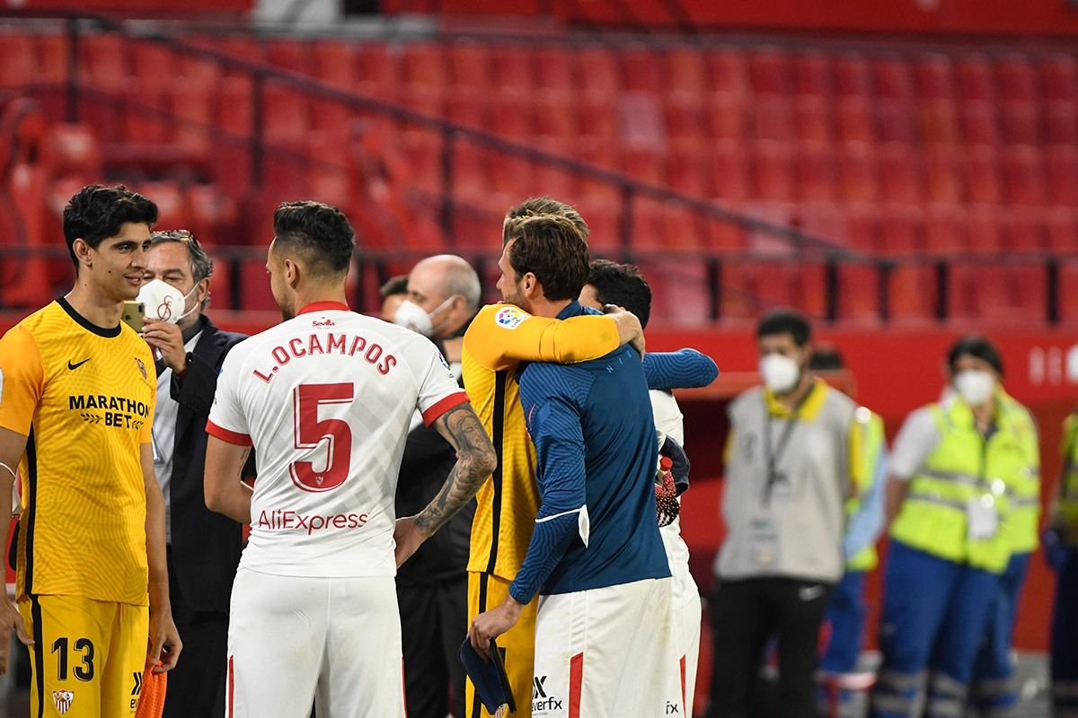  Vaclik y Franco Vázquez se abrazan tras su último partido con el Sevilal FC.
