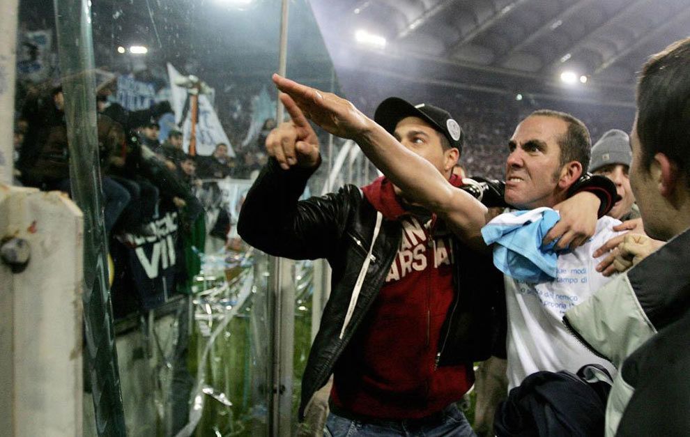 Paolo Di Canio, haciendo el saludo fascista.