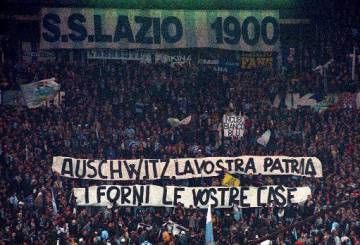 Pancarta de la Curva Nord de la Lazio.