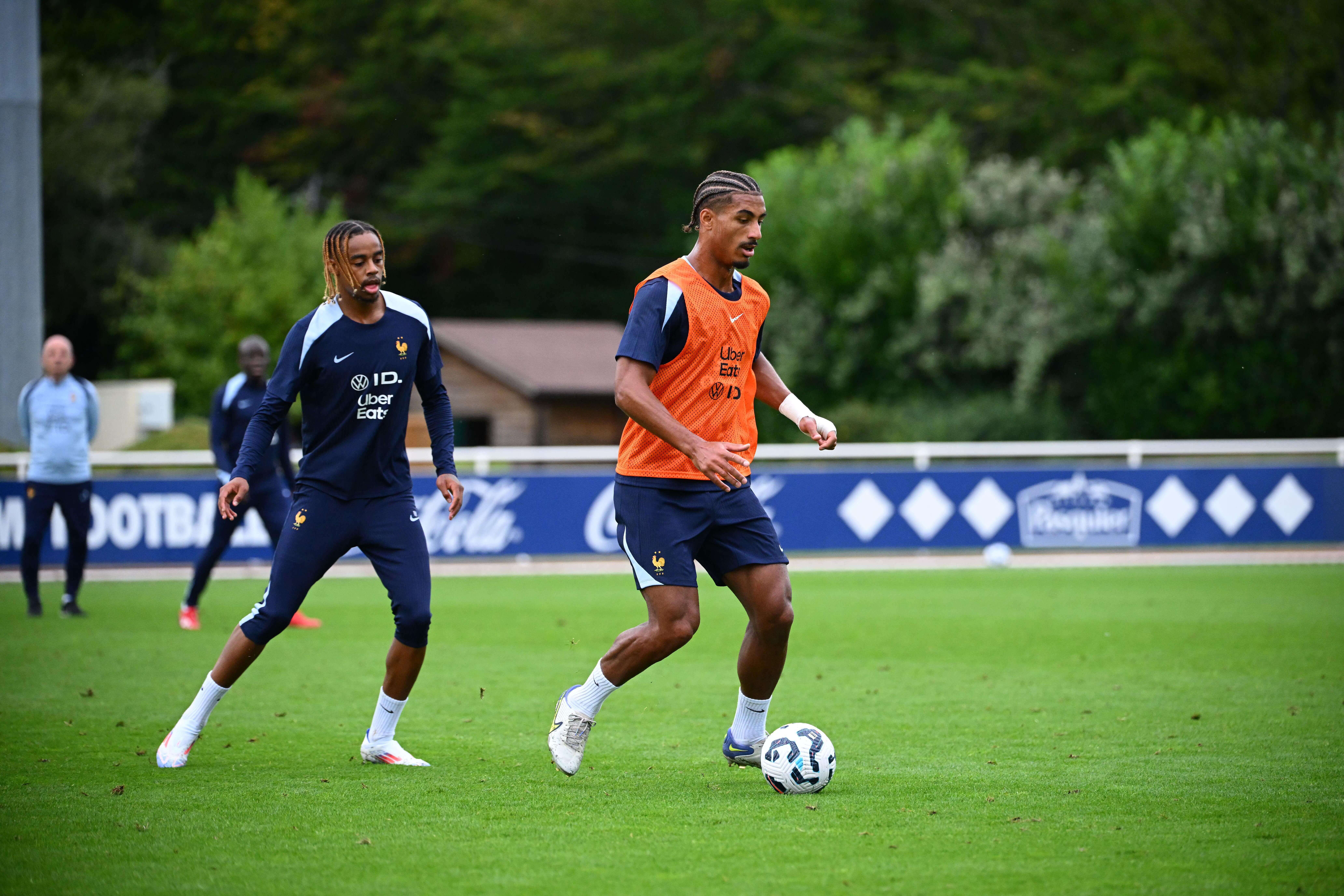  Loic Badé, entrenando con Francia